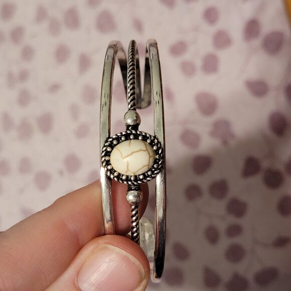 White Bangle Braclete - Picture 1 of 2